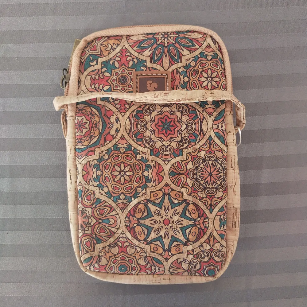 Korek - kabelka na mobil: ornamenty