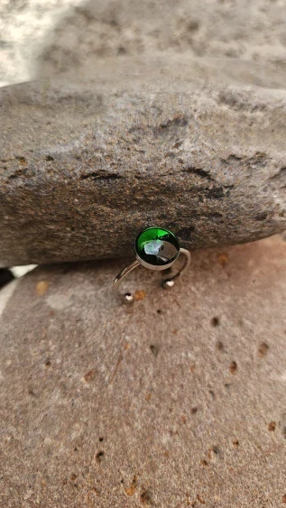 Zelená leváda - prstýnek stříbrné barvy mini s kuličkami (ozdoba L)